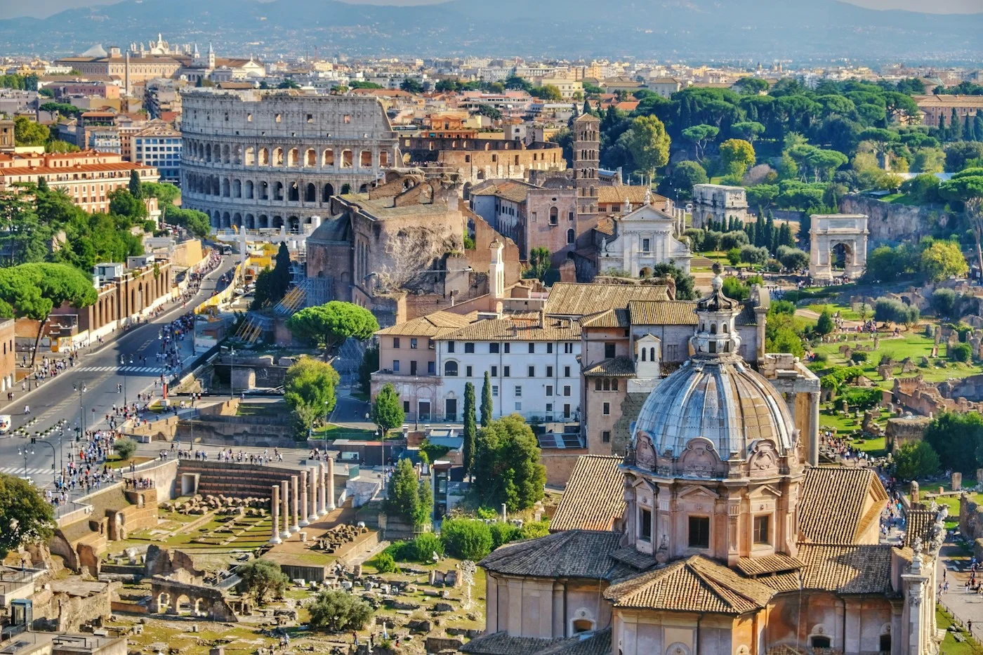 Il Colosseo e i tetti del centro di Roma